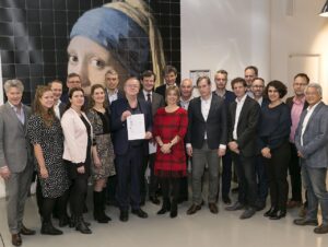 Foto van groep samenwerkende organisaties bij ondertekening convenant SDO Nederland