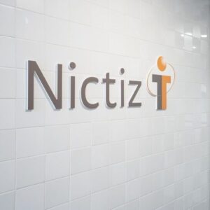 Foto van een muur met het Nictiz logo op het Nictiz kantoor.