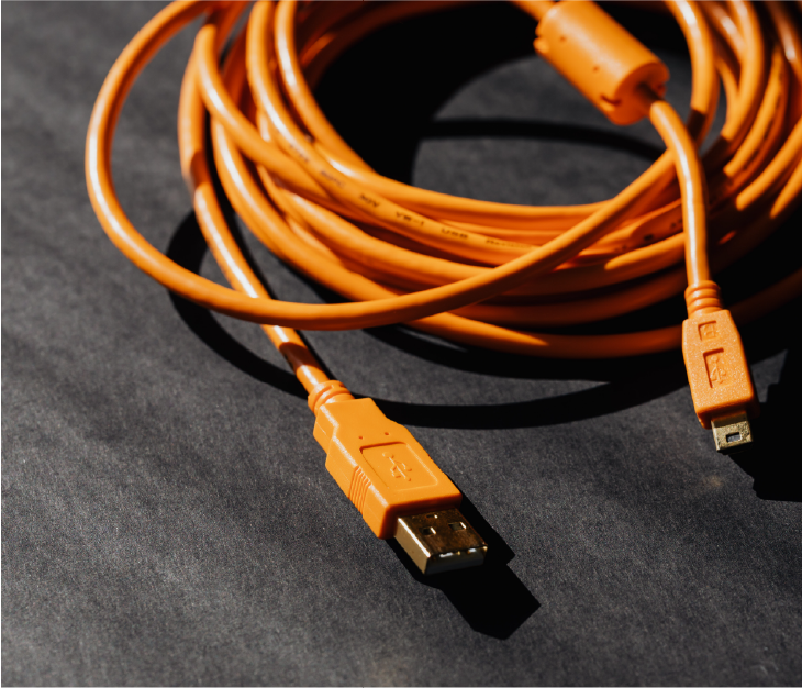 Foto van een oranje USB-kabel