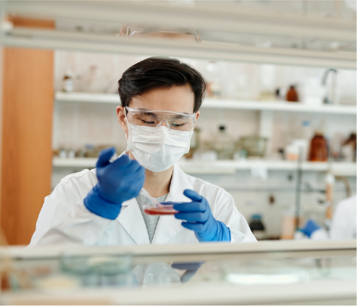 Foto van een laborant die aan het werk is in het laboratorium