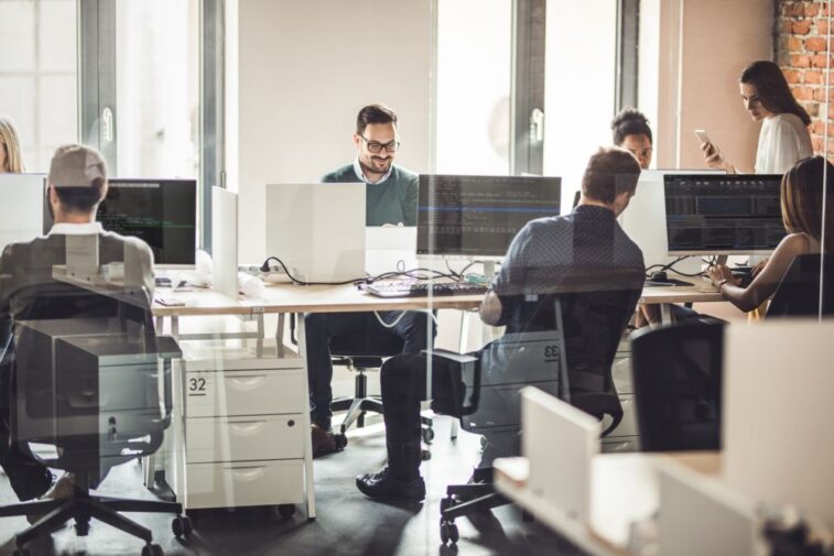 Foto van collega's aan het werk op kantoor.