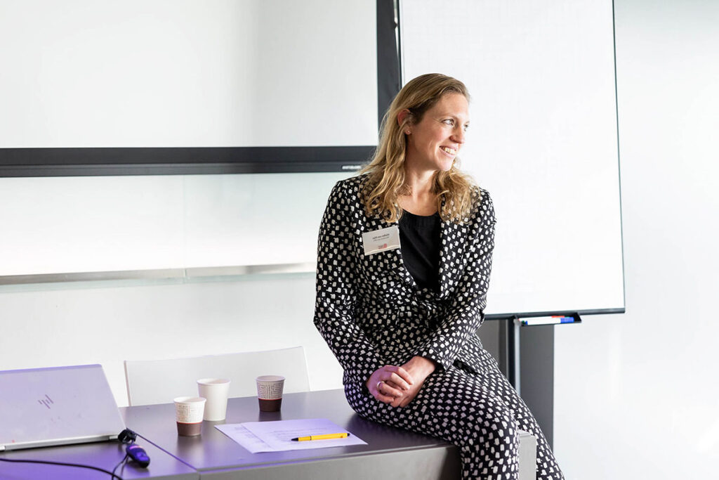 Foto van Hielke van Rijn, beleidsmedewerker Directie Informatiebeleid VWS, zittend op een bureau