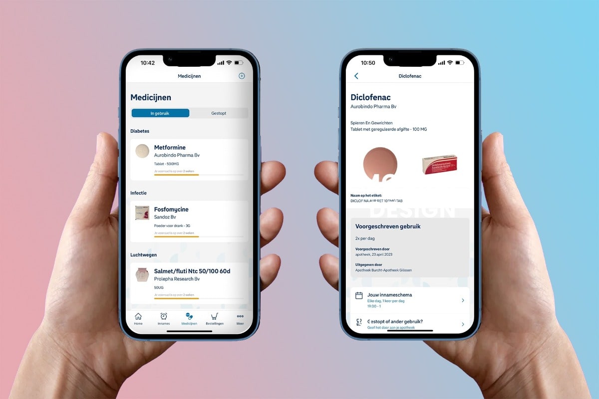 Twee iPhones in twee handen tonen de uitbreiding van de digitale dienstverlening van de Service Apotheek.
