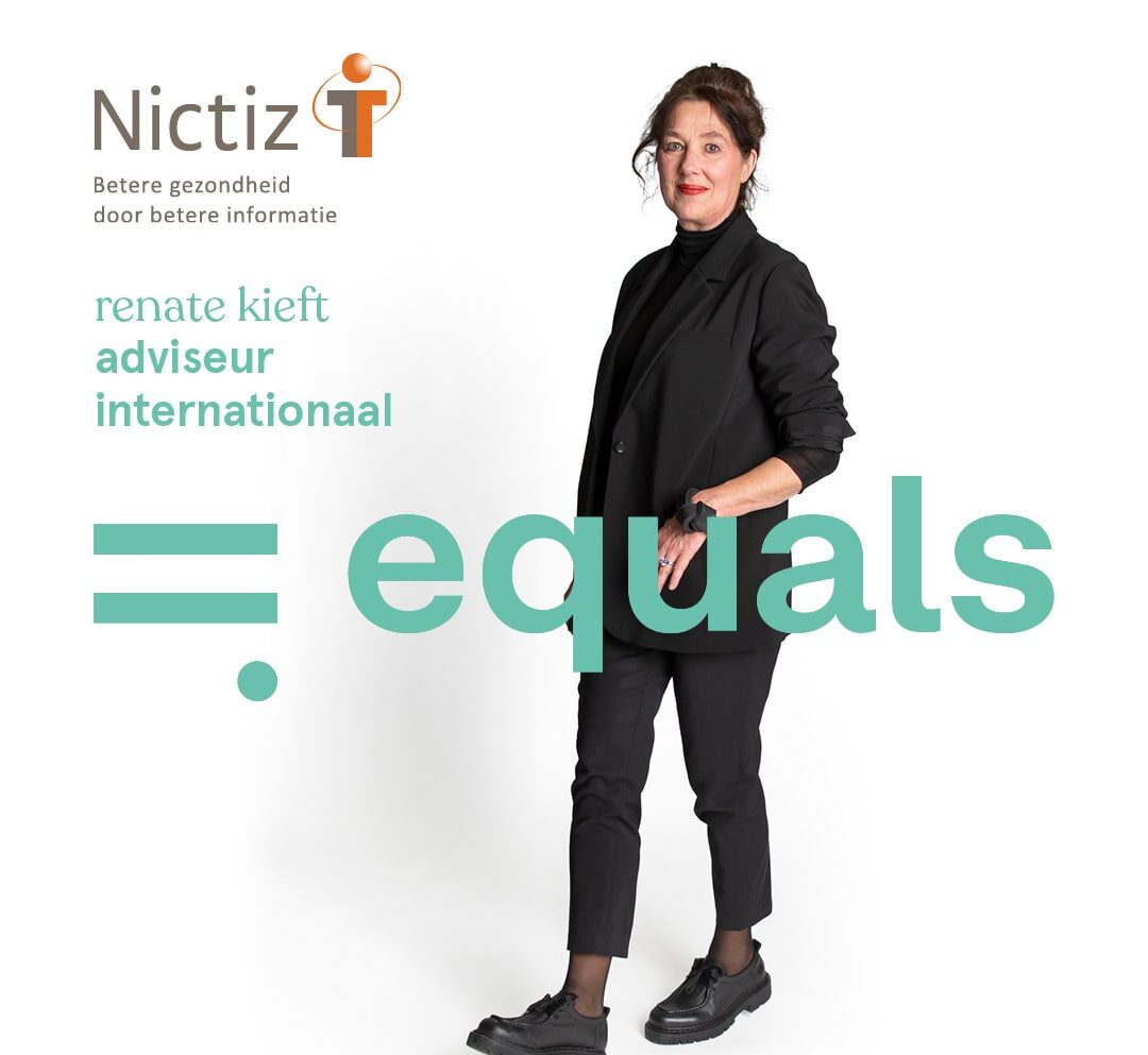 Renate Kieft, adviseur internationaal bij Nictiz, poseert voor haar abri als rolmodel tijdens Equals 2024.