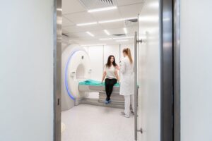 Een vrouw maakt zich met haar zorgverlener gereed voor een scan.