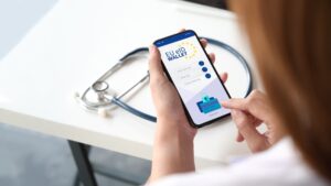 Telefoon in handen van een dokter met op de achtergrond een stethoscoop. Op het beeldscherm staat een voorbeeld van de EU eID wallet