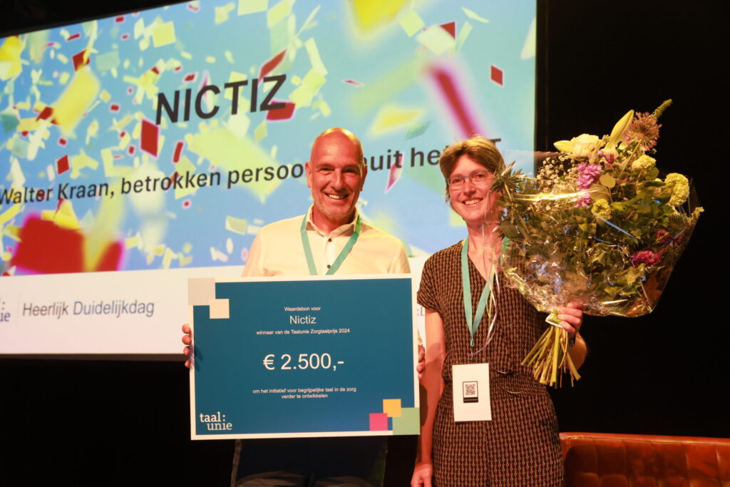 Walter Kraan neemt de Taalunie Zorgtaalprijs 2024 namens Nictiz aan