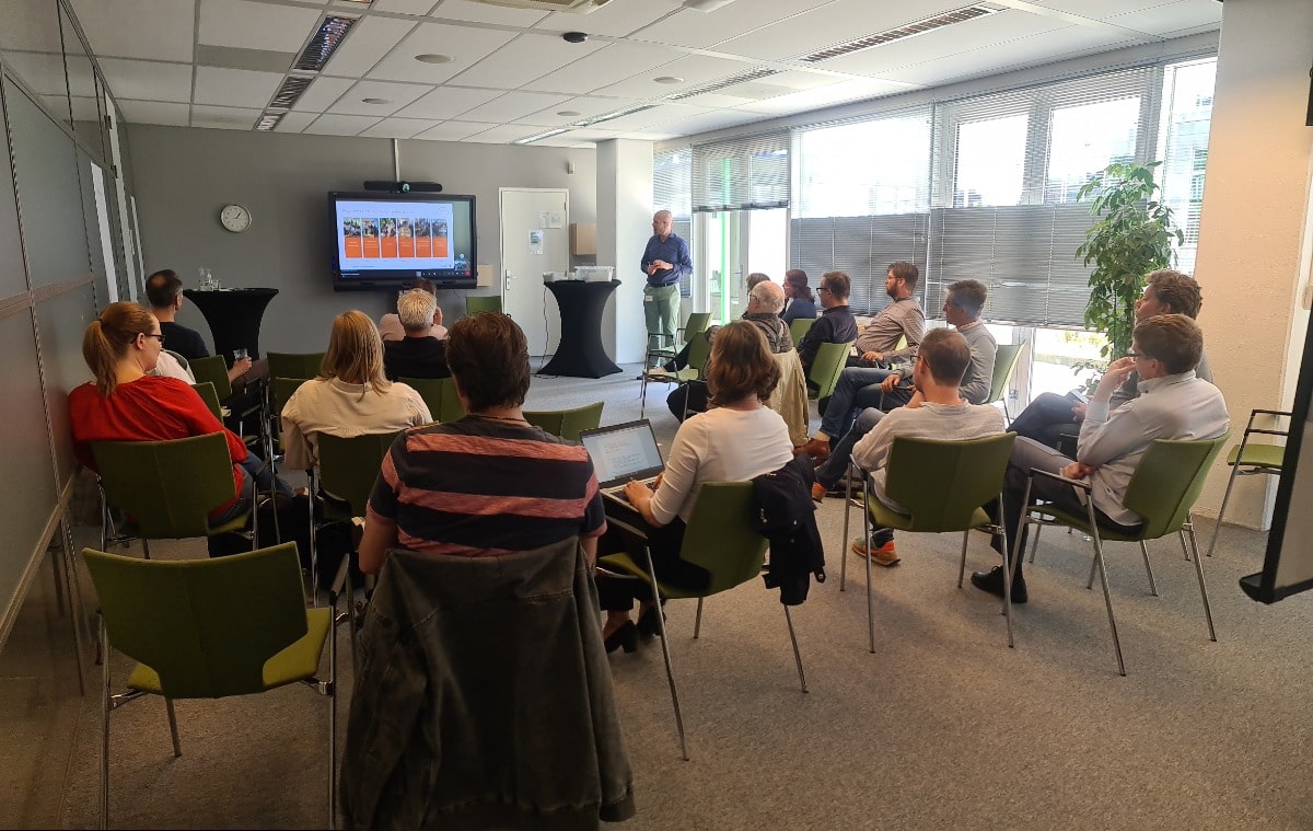 Deelnemers kijken tijdens de zib-werksessie naar de presentatie op 8 juli 2024