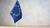 Vlag van de Europese Unie in een houder op een tafel
